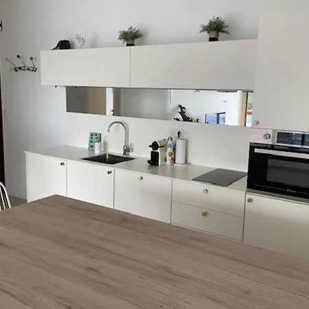 Apartment With Terrace In Colline